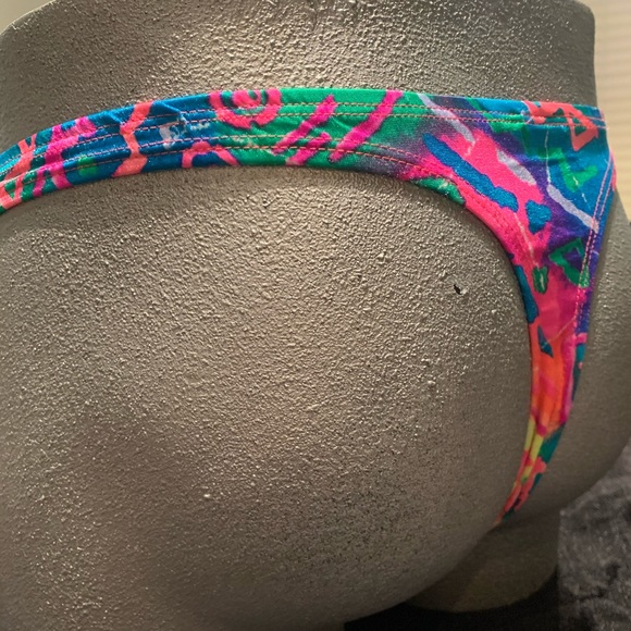 Full Pouch Thong— Neo Geo R105T - Picture 2 of 5